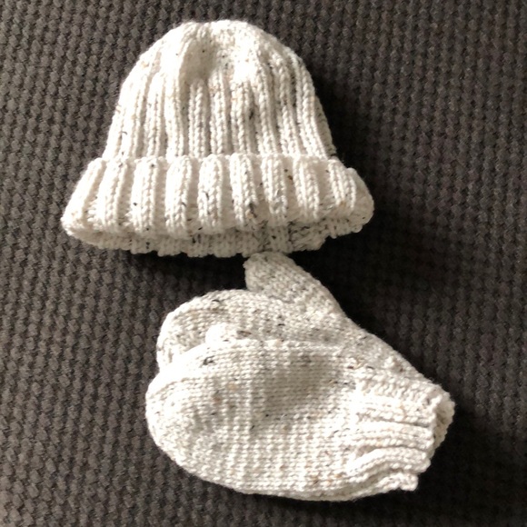 Hand knit Hat With Matching Mittens - Picture 1 of 3
